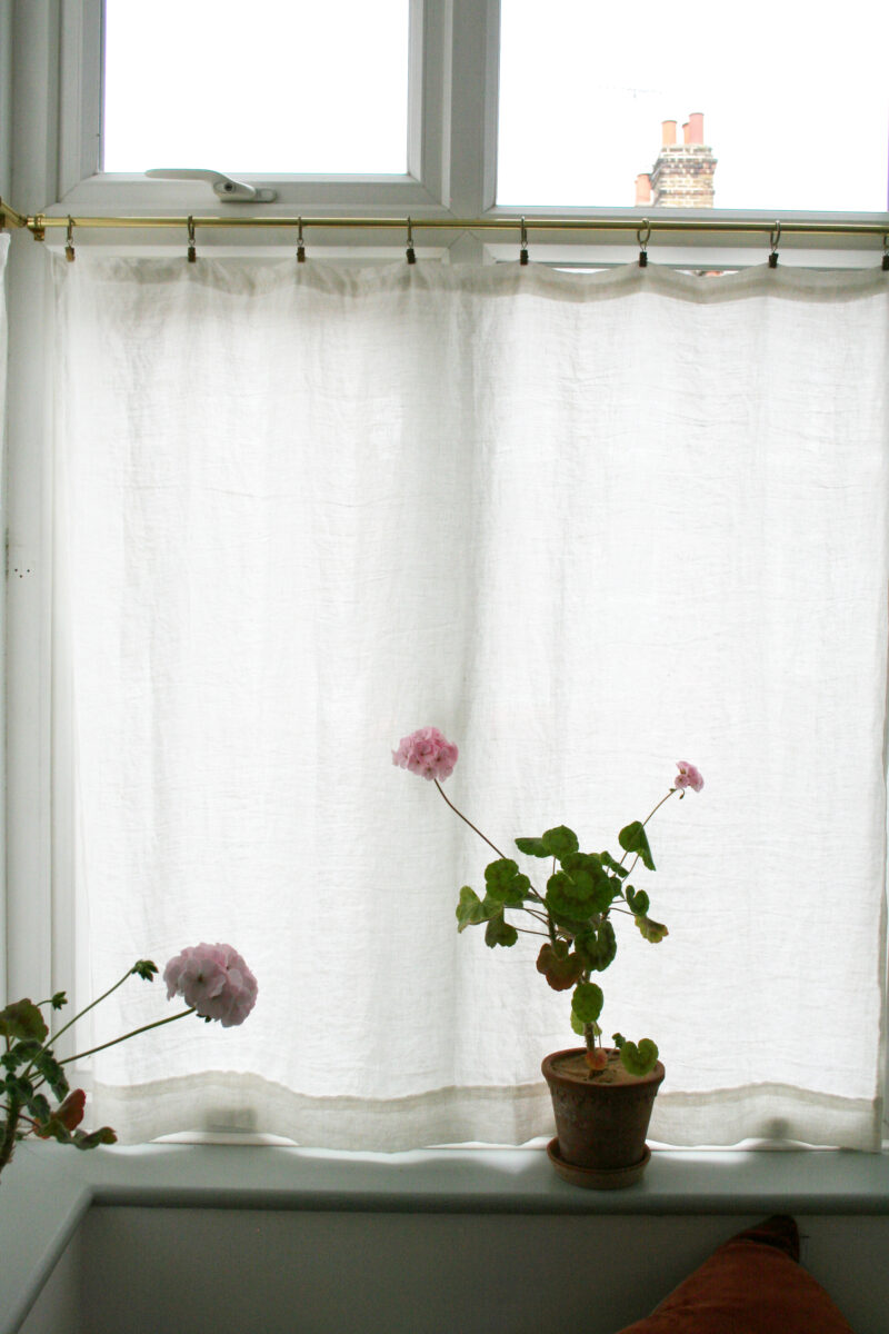 Making cafe curtains for a bay window – Apartment Apothecary