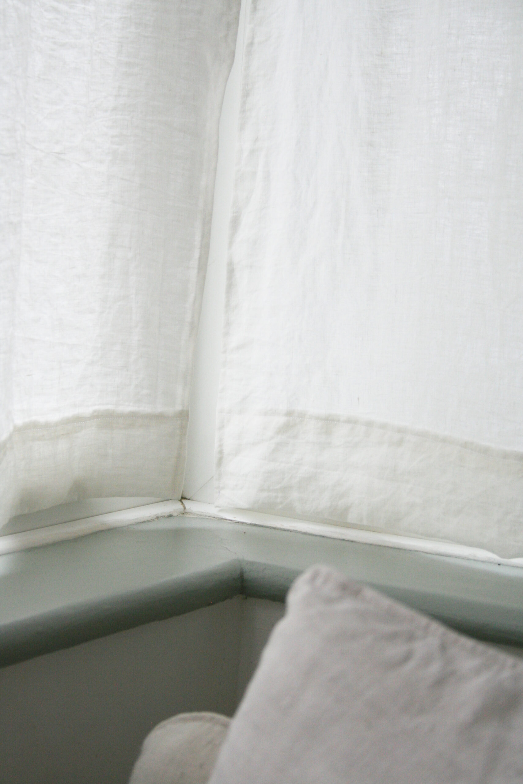 Making cafe curtains for a bay window Apartment Apothecary